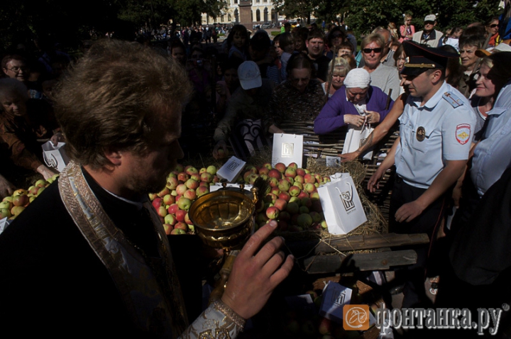 Bătaie pentru merele moldoveneşti. Ce s-a întâmplat cu două tone de fructe la Sankt Petersburg (VIDEO)