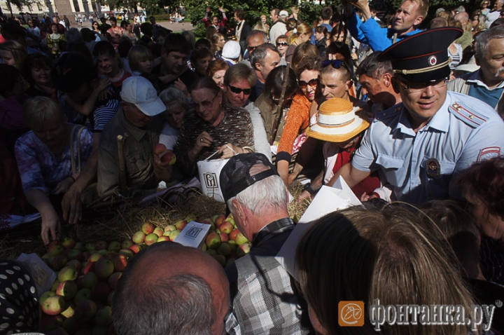 Bătaie pentru merele moldoveneşti. Ce s-a întâmplat cu două tone de fructe la Sankt Petersburg (VIDEO)