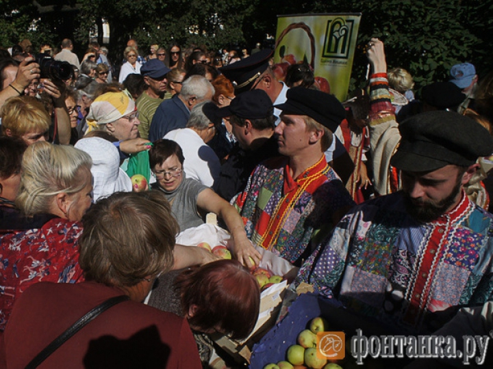 Bătaie pentru merele moldoveneşti. Ce s-a întâmplat cu două tone de fructe la Sankt Petersburg (VIDEO)