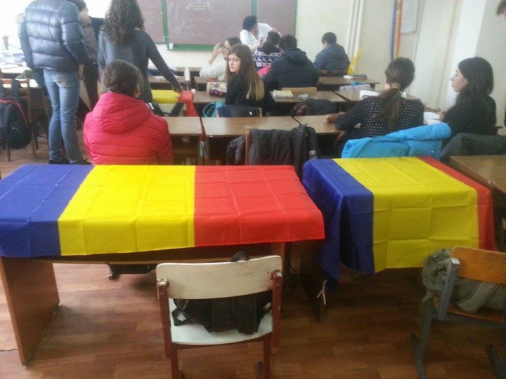 "EU sunt Moldova" ia amploare! Oamenii îşi fac CELE MAI INGENIOASE POZE cu Tricolorul ţării