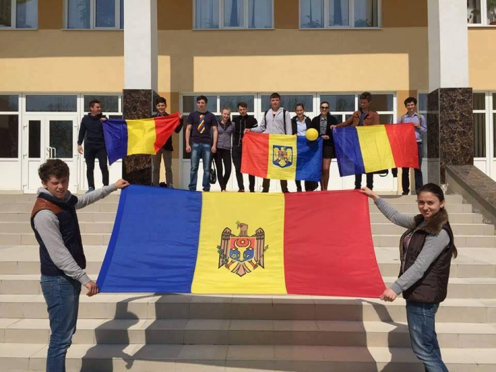 "EU sunt Moldova" ia amploare! Oamenii îşi fac CELE MAI INGENIOASE POZE cu Tricolorul ţării