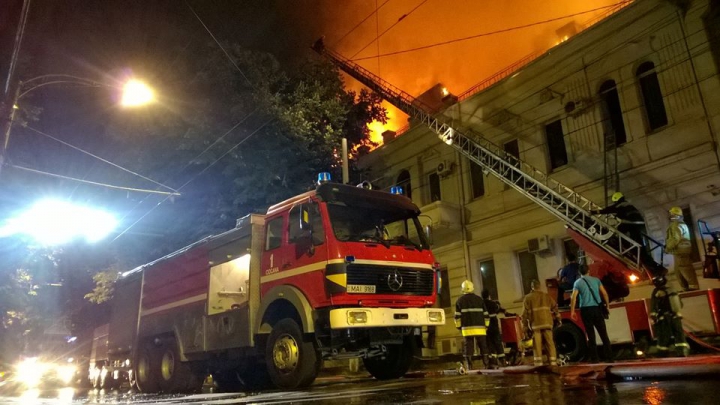 INCENDIU DE PROPORŢII în Chișinău! Pompierii au intervenit în forţă (FOTOREPORT din timpul DEZASTRULUI)