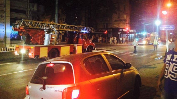 INCENDIU DE PROPORŢII în Chișinău! Pompierii au intervenit în forţă (FOTOREPORT din timpul DEZASTRULUI)