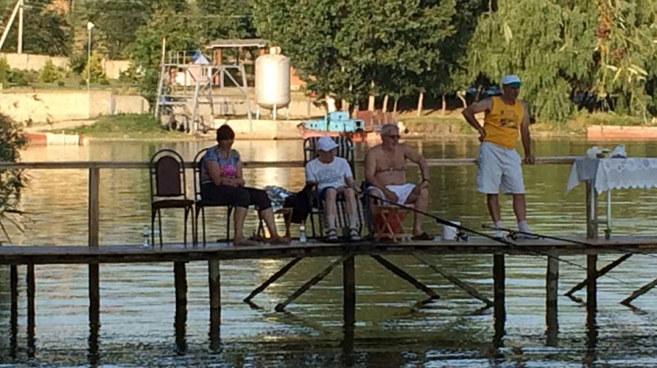 Umoristul Gheorghe Urschi a prins peşte şi a postat pozele pe facebook (FOTO)