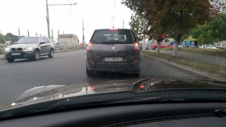 O să fii UIMIT. Soluţia găsită de un moldovean pentru ca poliţiştii să nu-i ridice plăcuţele de înmatriculare (FOTO)