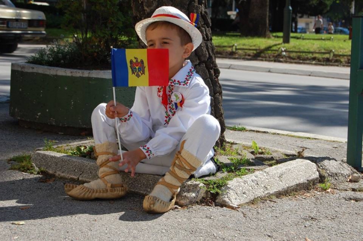 "EU sunt Moldova" ia amploare! Oamenii îşi fac CELE MAI INGENIOASE POZE cu Tricolorul ţării