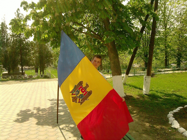 "EU sunt Moldova" ia amploare! Oamenii îşi fac CELE MAI INGENIOASE POZE cu Tricolorul ţării