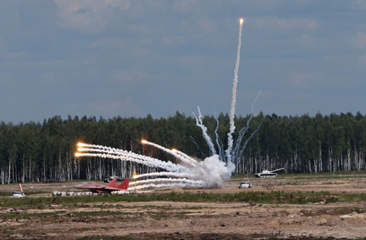 IMAGINI DE RĂZBOI în Rusia! Piloţii militari au lansat bombe şi rachete în luptele aeriene (FOTOREPORT)