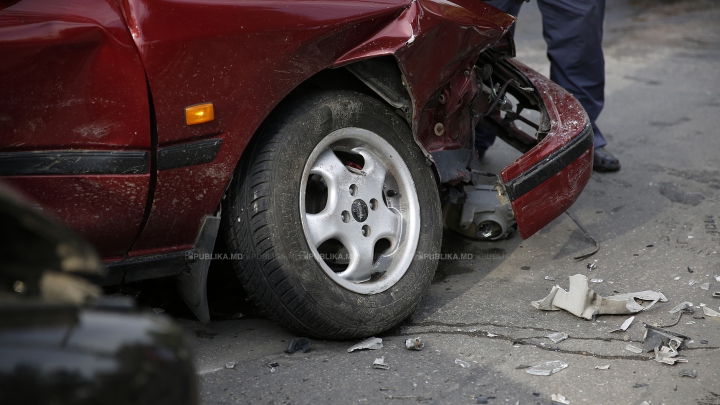 ACCIDENT TERIBIL! Trei maşini au fost lovite grav în sensul giratoriu (VIDEO)