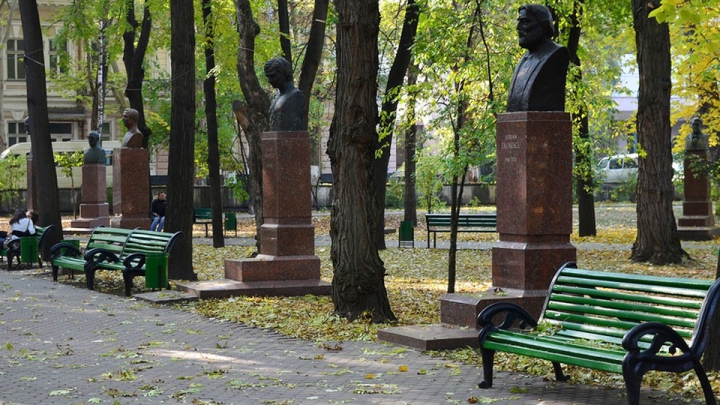 Recitaluri de poezie pe Aleea Clasicilor. Limba română, omagiată în Grădina Publică Ştefan cel Mare