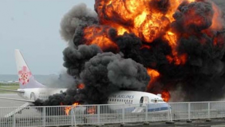 Avion în flăcări pe pista de decolare. Imagini cutremurătoare