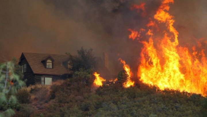 Sute de oameni au fost evacuaţi în California, după ce a izbucnit un incendiu