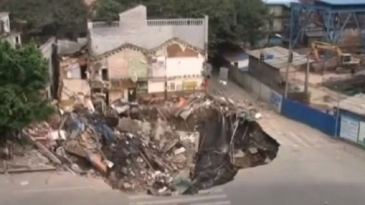 DEZASTRU urban! O clădire aflată în construcţie a fost înghiţită de o gaură imensă (VIDEO)