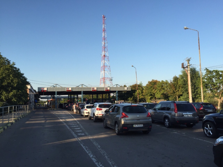 Cozi enorme la ieşirea din România. O coloană de automobile s-a întins pe câteva sute de metri (FOTO)