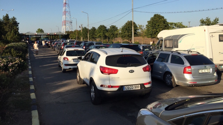 Cozi enorme la ieşirea din România. O coloană de automobile s-a întins pe câteva sute de metri (FOTO)