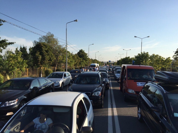 Cozi enorme la ieşirea din România. O coloană de automobile s-a întins pe câteva sute de metri (FOTO)