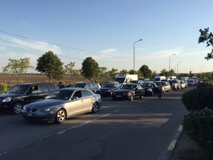 Cozi enorme la ieşirea din România. O coloană de automobile s-a întins pe câteva sute de metri (FOTO)