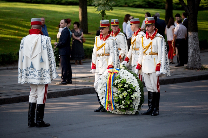 Oficialii au depus flori la monumentul domnitorului Ştefan cel Mare din centrul Capitalei (FOTOREPORT)