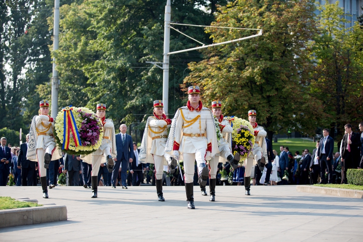 Oficialii au depus flori la monumentul domnitorului Ştefan cel Mare din centrul Capitalei (FOTOREPORT)