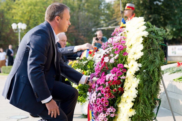 Oficialii au depus flori la monumentul domnitorului Ştefan cel Mare din centrul Capitalei (FOTOREPORT)