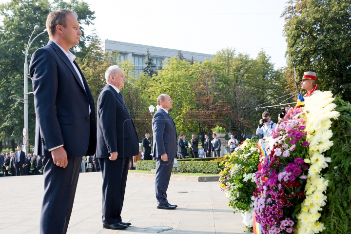 Oficialii au depus flori la monumentul domnitorului Ştefan cel Mare din centrul Capitalei (FOTOREPORT)