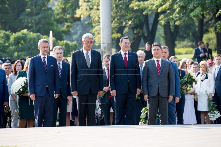 Oficialii au depus flori la monumentul domnitorului Ştefan cel Mare din centrul Capitalei (FOTOREPORT)