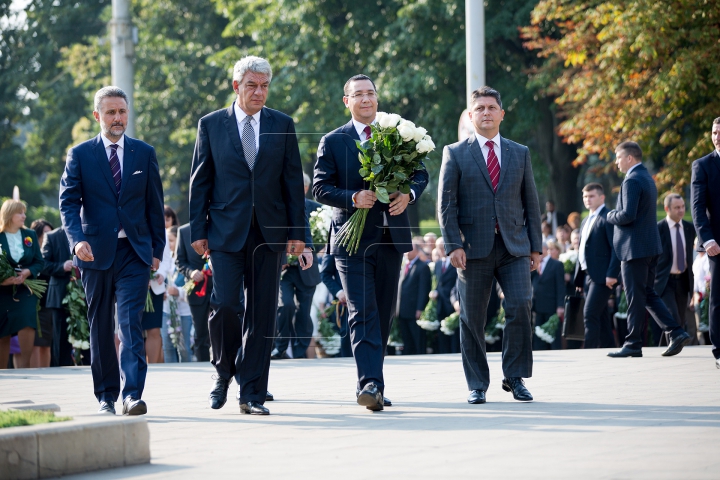 Oficialii au depus flori la monumentul domnitorului Ştefan cel Mare din centrul Capitalei (FOTOREPORT)