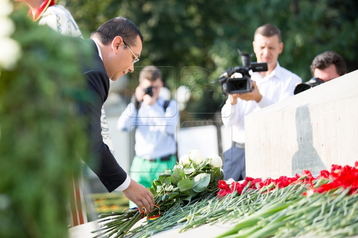 Oficialii au depus flori la monumentul domnitorului Ştefan cel Mare din centrul Capitalei (FOTOREPORT)