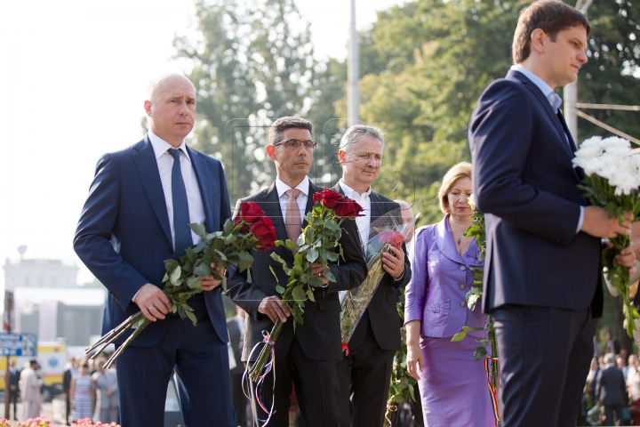 Oficialii au depus flori la monumentul domnitorului Ştefan cel Mare din centrul Capitalei (FOTOREPORT)