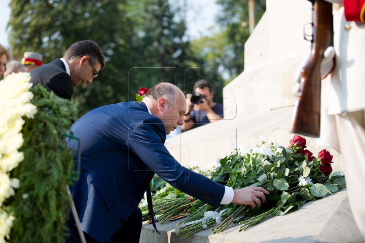 Oficialii au depus flori la monumentul domnitorului Ştefan cel Mare din centrul Capitalei (FOTOREPORT)