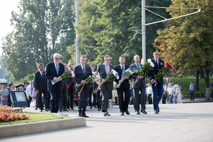 Oficialii au depus flori la monumentul domnitorului Ştefan cel Mare din centrul Capitalei (FOTOREPORT)