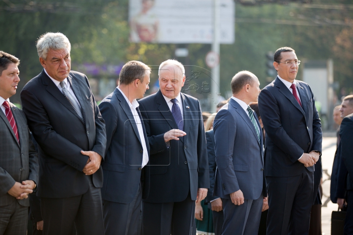 Oficialii au depus flori la monumentul domnitorului Ştefan cel Mare din centrul Capitalei (FOTOREPORT)