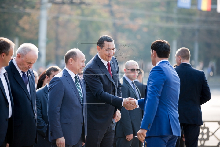 Oficialii au depus flori la monumentul domnitorului Ştefan cel Mare din centrul Capitalei (FOTOREPORT)