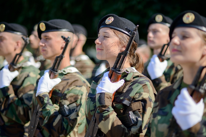 Cu armele în mâini, dar vădit emoţionaţi. 86 de studenţi au jurat credinţă Patriei (FOTOREPORT)