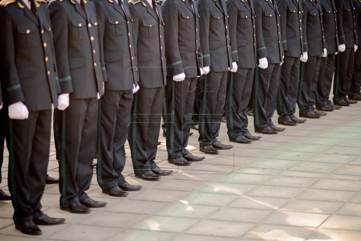 Cu armele în mâini, dar vădit emoţionaţi. 86 de studenţi au jurat credinţă Patriei (FOTOREPORT)