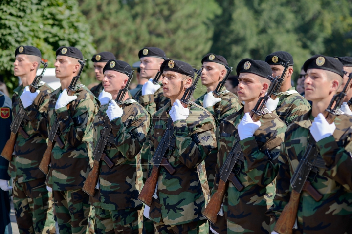 Cu armele în mâini, dar vădit emoţionaţi. 86 de studenţi au jurat credinţă Patriei (FOTOREPORT)