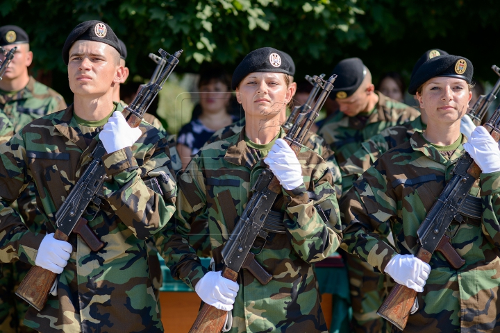 Cu armele în mâini, dar vădit emoţionaţi. 86 de studenţi au jurat credinţă Patriei (FOTOREPORT)
