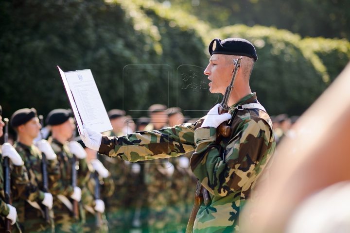 Cu armele în mâini, dar vădit emoţionaţi. 86 de studenţi au jurat credinţă Patriei (FOTOREPORT)