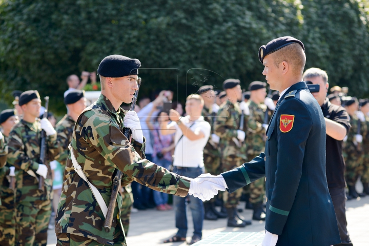 Cu armele în mâini, dar vădit emoţionaţi. 86 de studenţi au jurat credinţă Patriei (FOTOREPORT)
