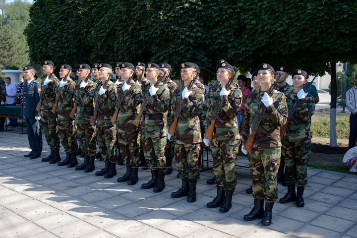 Cu armele în mâini, dar vădit emoţionaţi. 86 de studenţi au jurat credinţă Patriei (FOTOREPORT)