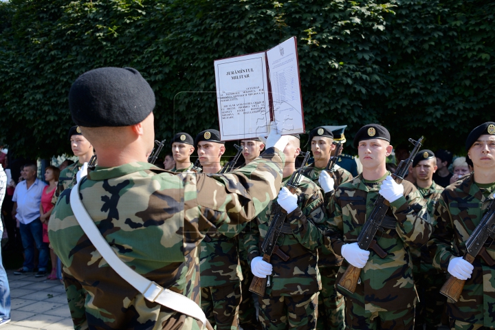 Cu armele în mâini, dar vădit emoţionaţi. 86 de studenţi au jurat credinţă Patriei (FOTOREPORT)