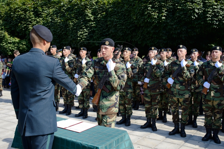 Cu armele în mâini, dar vădit emoţionaţi. 86 de studenţi au jurat credinţă Patriei (FOTOREPORT)