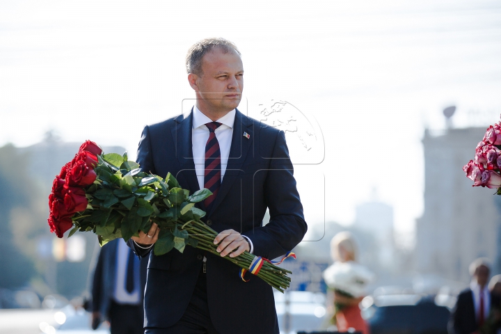 Sărbătoare în Moldova. Depuneri de flori la monumentul lui Ştefan cel Mare şi pe Aleea Clasicilor (FOTOREPORT)