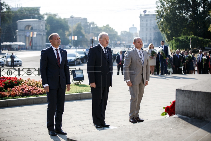 Sărbătoare în Moldova. Depuneri de flori la monumentul lui Ştefan cel Mare şi pe Aleea Clasicilor (FOTOREPORT)