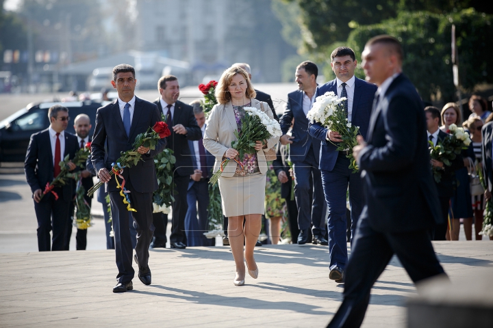 Sărbătoare în Moldova. Depuneri de flori la monumentul lui Ştefan cel Mare şi pe Aleea Clasicilor (FOTOREPORT)