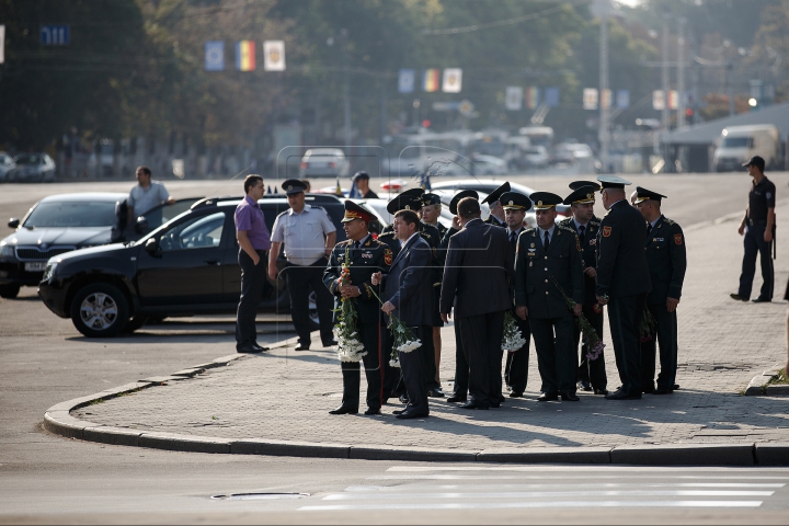 Sărbătoare în Moldova. Depuneri de flori la monumentul lui Ştefan cel Mare şi pe Aleea Clasicilor (FOTOREPORT)