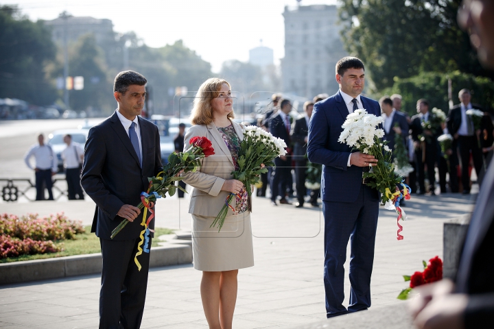 Sărbătoare în Moldova. Depuneri de flori la monumentul lui Ştefan cel Mare şi pe Aleea Clasicilor (FOTOREPORT)