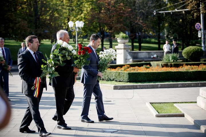 Sărbătoare în Moldova. Depuneri de flori la monumentul lui Ştefan cel Mare şi pe Aleea Clasicilor (FOTOREPORT)