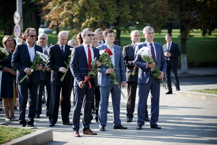 Sărbătoare în Moldova. Depuneri de flori la monumentul lui Ştefan cel Mare şi pe Aleea Clasicilor (FOTOREPORT)