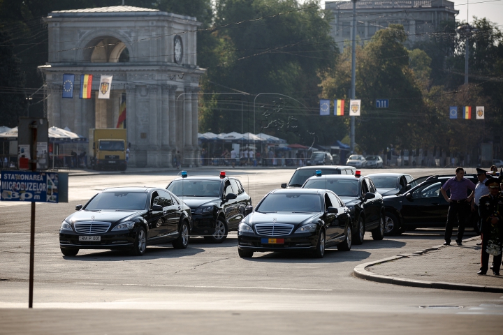 Sărbătoare în Moldova. Depuneri de flori la monumentul lui Ştefan cel Mare şi pe Aleea Clasicilor (FOTOREPORT)